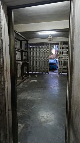Shop for Rent in Jalan Klang Lama (Old Klang Road) (Kuala Lumpur) - Ivan Tan - Entrance - PropertyGuru.com.my