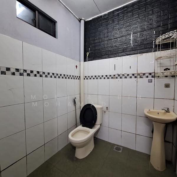 1-storey Terraced House for Sale in Bandar Kinrara (Selangor) - Mokhtar Bin Mohamad Akhir - Bathroom - PropertyGuru.com.my