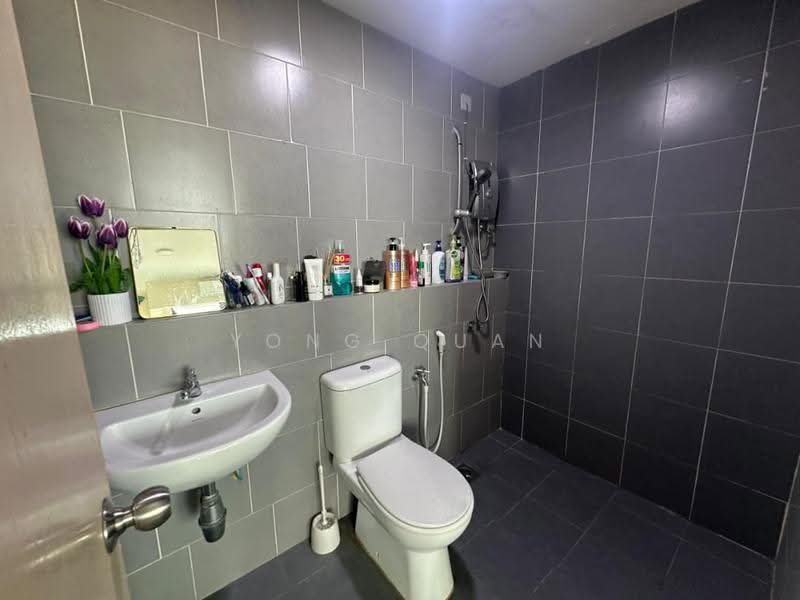 Kediaman Servis untuk Dijual di Flexis @ One South - Yong Quan - Bathroom - PropertyGuru.com.my