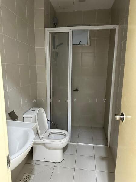 Kediaman Servis untuk Dijual di Meridin Bayvue Serviced Apartment - Janessa Lim - Bathroom - PropertyGuru.com.my