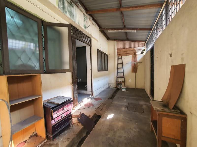 2-storey Terraced House for Sale in SS2 (Petaling Jaya) - Christina Lesslar - Covered backyard aea - PropertyGuru.com.my