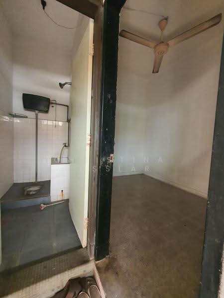 2-storey Terraced House for Sale in SS2 (Petaling Jaya) - Christina Lesslar - Maid's Bathroom - PropertyGuru.com.my