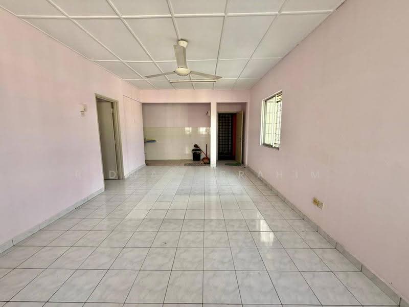 Apartment for Sale at Pangsapuri Subang Suria - Ridwan Ibrahim - Living Room - PropertyGuru.com.my