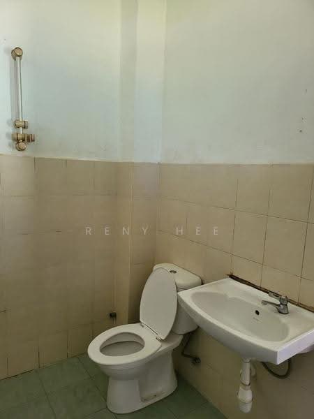 Rumah Banglo untuk Disewa di Taman Stulang Laut (Johor Bahru) - Reny Hee - Bathroom - PropertyGuru.com.my