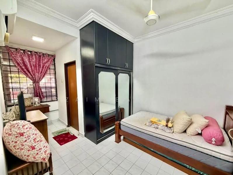 Rumah Teres untuk Dijual di Taman Puteri Wangsa (Ulu Tiram) - Arzaim Barimin - Bedroom - PropertyGuru.com.my