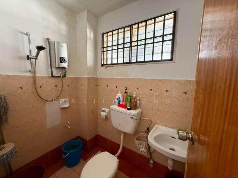 2-storey Terraced House for Sale in Bandar Indahpura (Kulai) - Daniel Yong - Bathroom - PropertyGuru.com.my