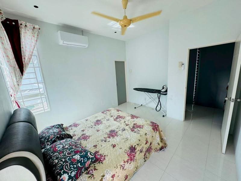 Rumah Berkembar untuk Dijual di Taman Tunku Sarina (Bandar Darulaman) - Hasrul Rosli - Bedroom - PropertyGuru.com.my