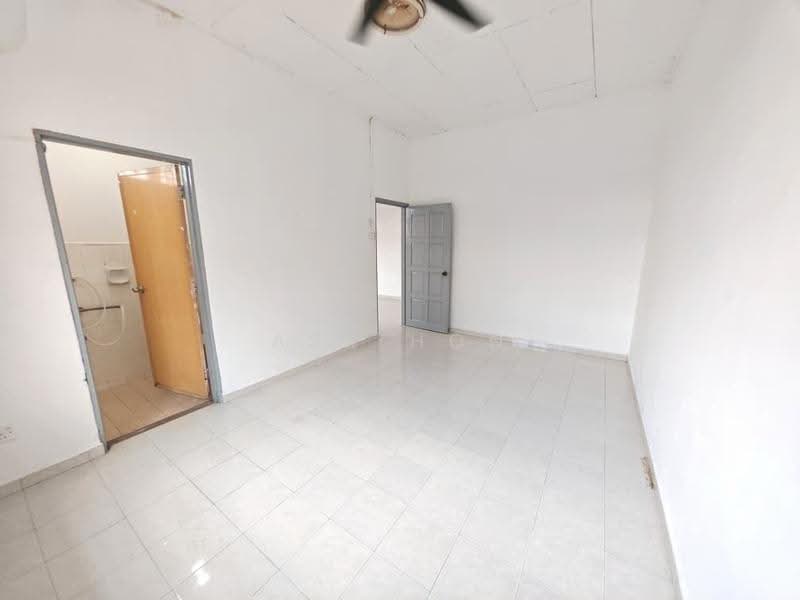 2-storey Terraced House for Sale in Taman Puteri Wangsa (Ulu Tiram) - Ask Hon - Living Room - PropertyGuru.com.my