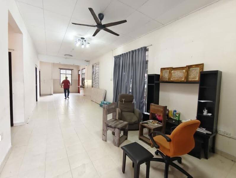 1-storey Terraced House for Sale in Bandar Indahpura (Kulai) - Win Tan - Living Room - PropertyGuru.com.my