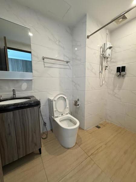 Kediaman Servis untuk Dijual di Country Garden Central Park - Nicholas Tey - Bathroom - PropertyGuru.com.my