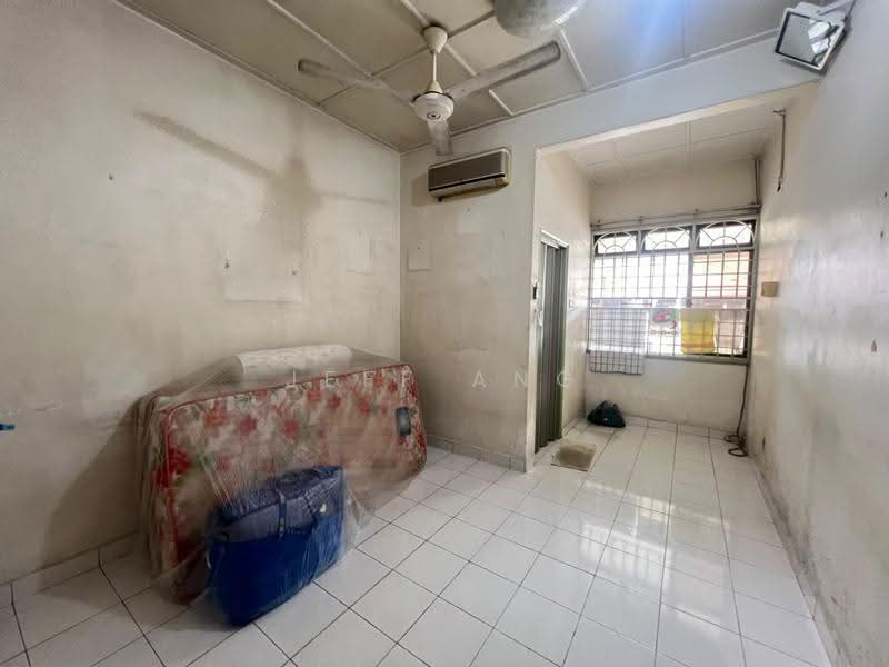 1.5-storey Terraced House for Sale in Taman Perling (Perling) - Jeff Ang - Living Room - PropertyGuru.com.my