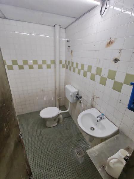 Factory for Rent in Taman Perindustrian Puchong Utama (Puchong) - Eric Foo - Bathroom - PropertyGuru.com.my