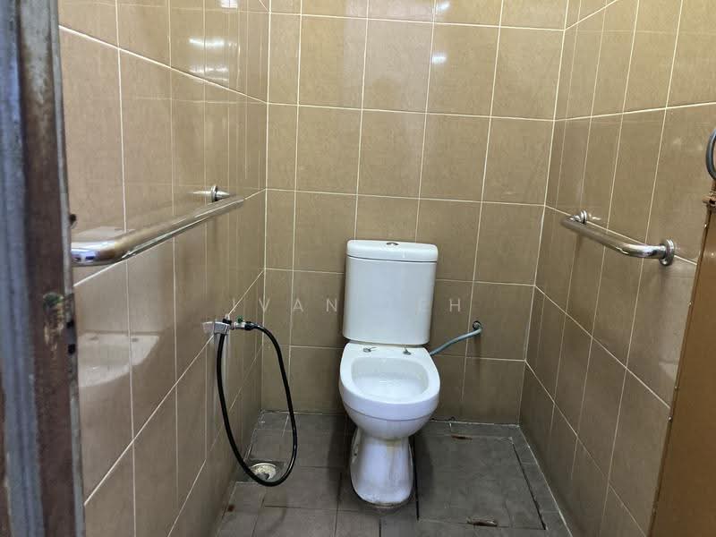 Shop for Rent in Kepong (Kuala Lumpur) - Ivan Teh - Bathroom - PropertyGuru.com.my