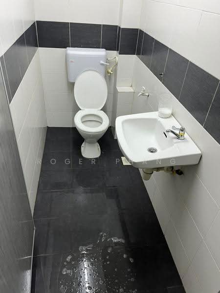 Shop for Sale in Klang (Selangor) - Roger Phang - Bathroom - PropertyGuru.com.my