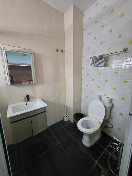 Semi-Detached House for Sale in Laman Residen Kipark Sri Utara (Batu Caves) - Jasemin Chia - Bathroom - PropertyGuru.com.my