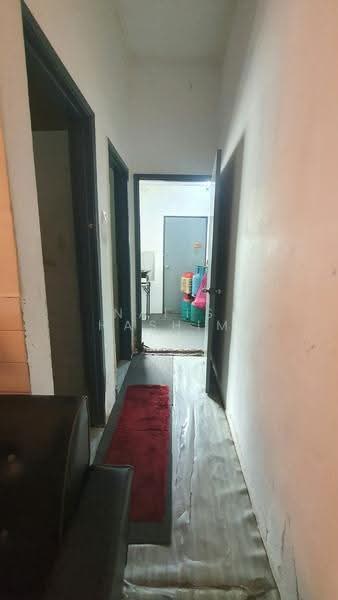 1-storey Terraced House for Sale in Taman Sri Serdang (Seri Kembangan) - Nafis Hashim - Corridor - PropertyGuru.com.my