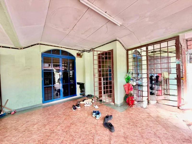 Rumah Teres 2-Tingkat untuk Dijual di Shah Alam (Selangor) - Khairul Syafiq - Entrance - PropertyGuru.com.my