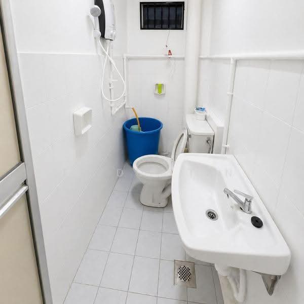 Pangsapuri untuk Dijual di Eastern Court - Freddy Tan - Bathroom - PropertyGuru.com.my