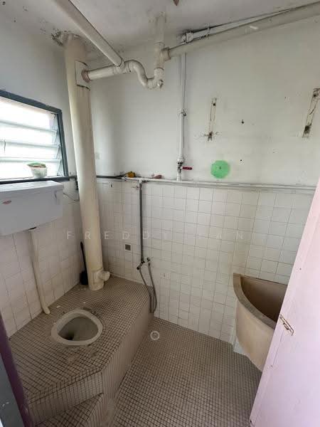 Rumah Flat untuk Dijual di Taman Seri Damai - Freddy Tan - Bathroom - PropertyGuru.com.my