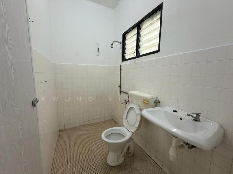 Rumah Teres untuk Dijual di Bandar Country Homes (Rawang) - Kwong Xiao Wei - Bathroom - PropertyGuru.com.my