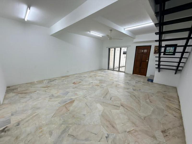 Rumah Teres untuk Dijual di Bandar Country Homes (Rawang) - Kwong Xiao Wei - Living Room - PropertyGuru.com.my