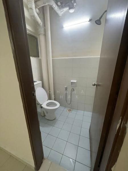Pangsapuri untuk Dijual di Laguna Biru - Rohana Ishak - Bathroom - PropertyGuru.com.my