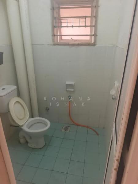 Pangsapuri untuk Dijual di Laguna Biru - Rohana Ishak - Bathroom - PropertyGuru.com.my