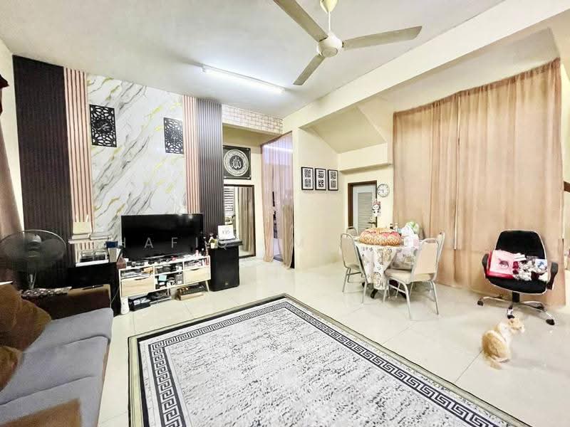 Semi-Detached House for Sale in Bandar Saujana Putra (Tanjong Duabelas) - Shafiq Amerudin - Living Room - PropertyGuru.com.my