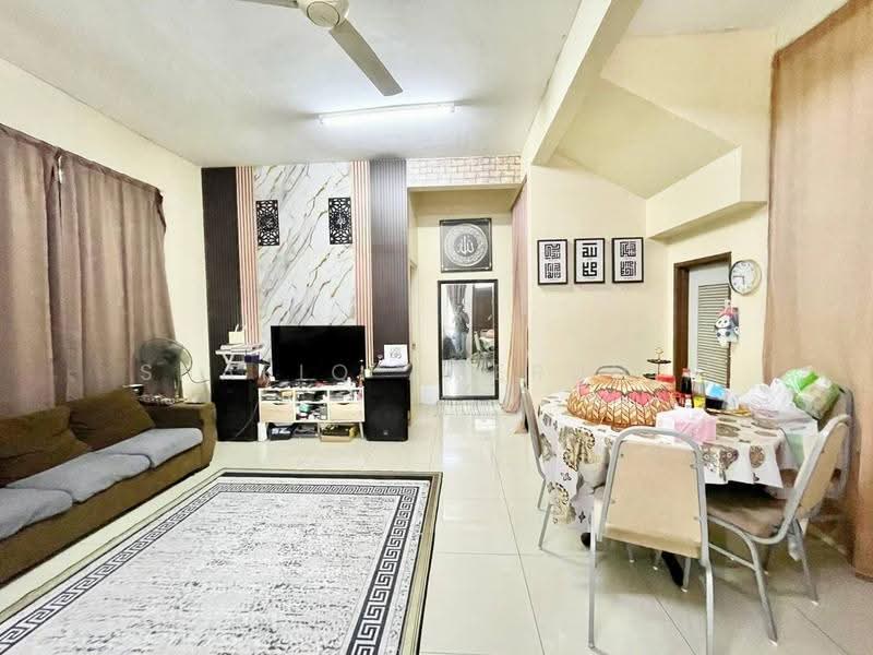 Semi-Detached House for Sale in Bandar Saujana Putra (Tanjong Duabelas) - Shafiq Amerudin - Living Room - PropertyGuru.com.my