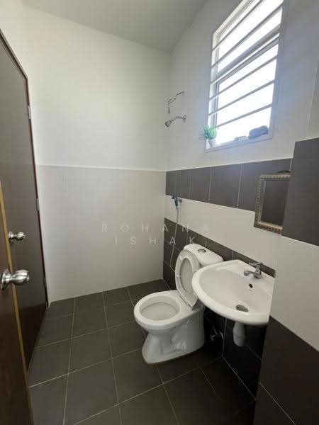 2-storey Terraced House for Sale in Bandar Puncak Alam (Puncak Alam) - Rohana Ishak - Bathroom - PropertyGuru.com.my