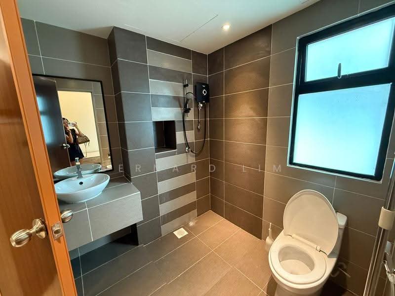 Kediaman Servis untuk Dijual di G Residence - Bernard Lim - Bathroom - PropertyGuru.com.my