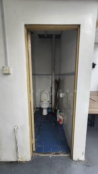 Shop / Office for Sale in Kuchai Lama (Kuala Lumpur) - Surendran Karapiah - Bathroom - PropertyGuru.com.my