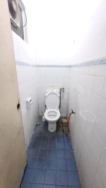 Shop / Office for Sale in Kuchai Lama (Kuala Lumpur) - Surendran Karapiah - Bathroom - PropertyGuru.com.my