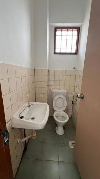 Shop / Office for Rent in Johor Bahru (Johor) - Win Tan - Bathroom - PropertyGuru.com.my