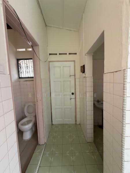 Semi-Detached House for Rent in Taman Century (Johor Bahru) - Suimei Lee - Bathroom - PropertyGuru.com.my