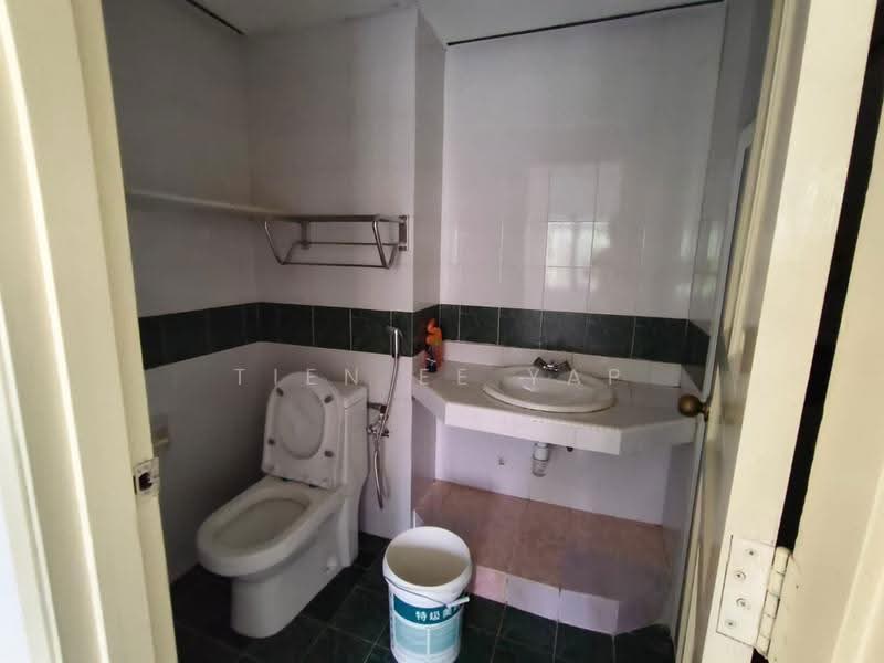 Condominium for Sale at Maxwell Towers - Tien Ee Yap - Bathroom - PropertyGuru.com.my