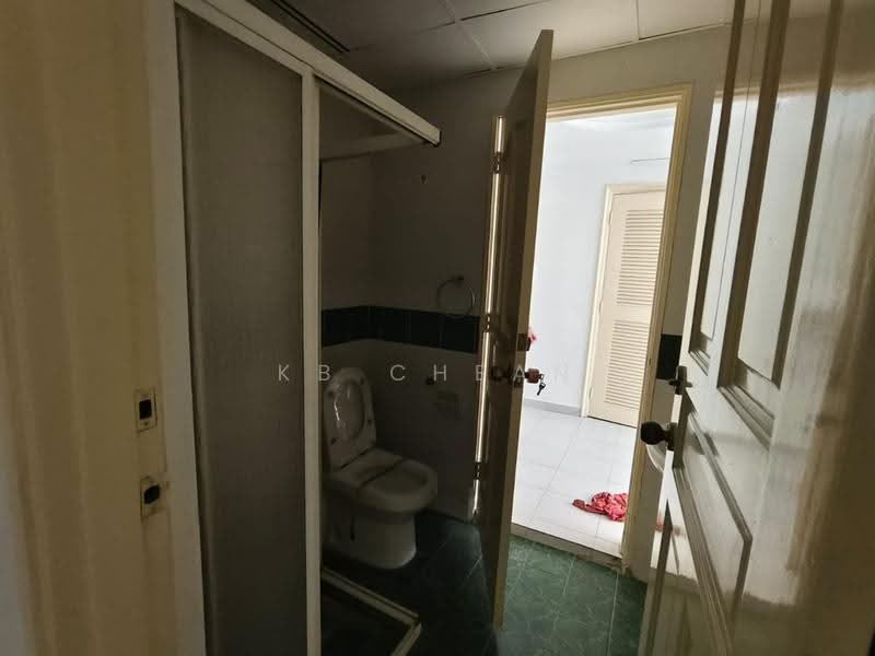 Condominium for Sale at Maxwell Towers - KB Chean - Bathroom - PropertyGuru.com.my