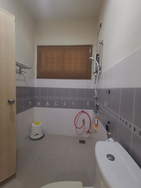 Semi-Detached House for Sale in Taman Nusa Idaman (Iskandar Puteri (Nusajaya)) - Tracey Eng - Master Bathroom - PropertyGuru.com.my