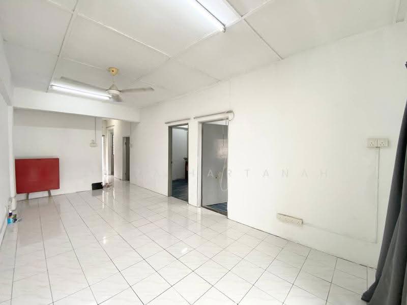 Pangsapuri untuk Dijual di Taman Setia Balakong - Sariza Hartanah - Living Room - PropertyGuru.com.my