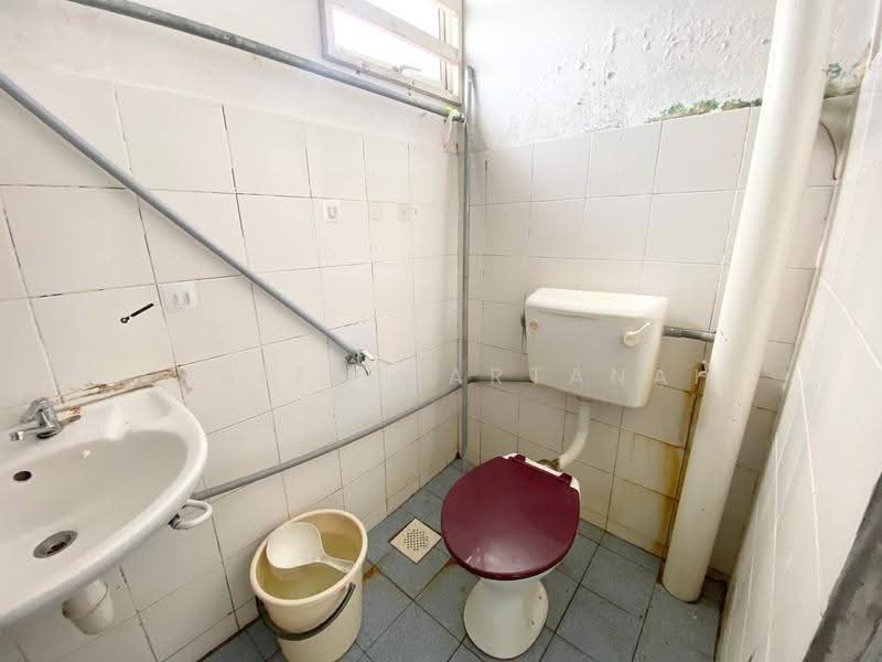 Pangsapuri untuk Dijual di Taman Setia Balakong - Sariza Hartanah - Bathroom - PropertyGuru.com.my