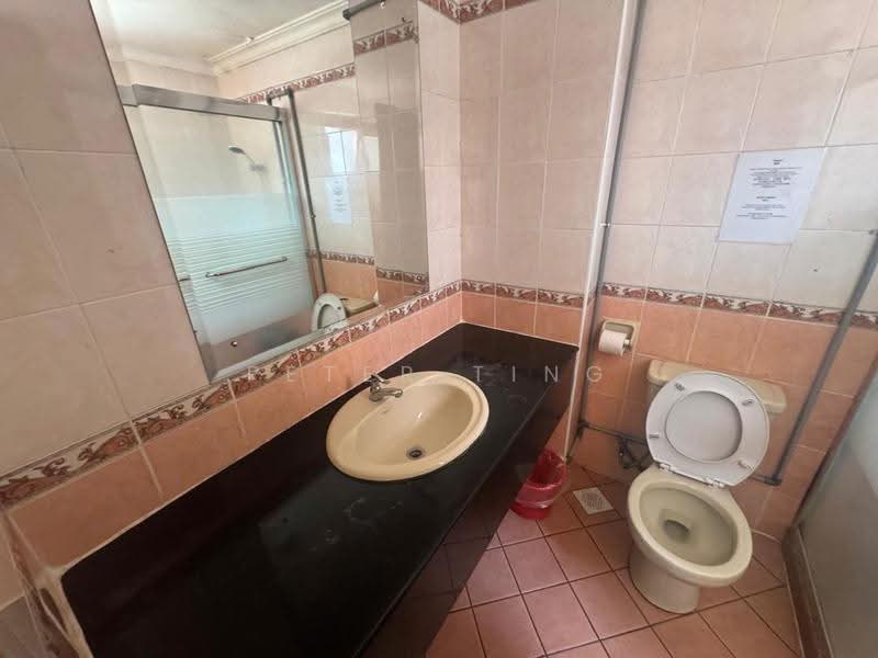 Kondominium untuk Dijual di Marina Court Resort Condominium - Peter Ting - Bathroom - PropertyGuru.com.my