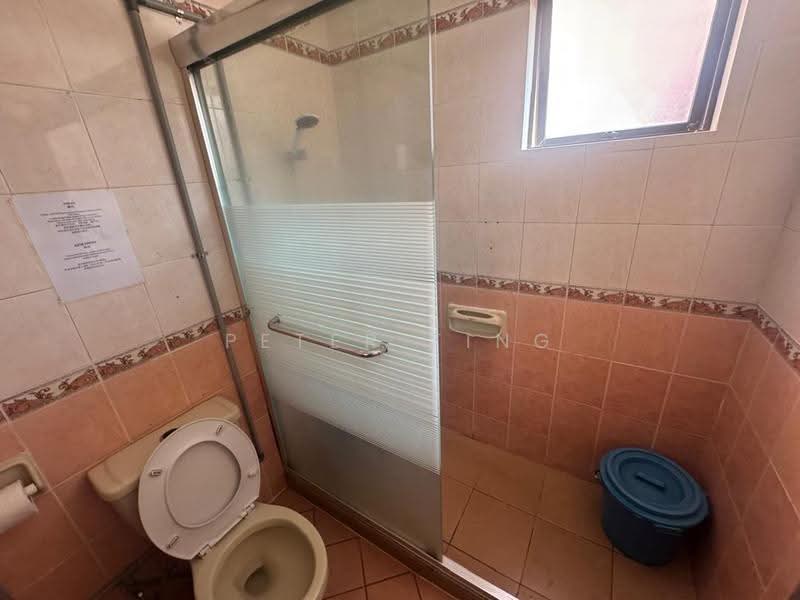 Kondominium untuk Dijual di Marina Court Resort Condominium - Peter Ting - Bathroom - PropertyGuru.com.my
