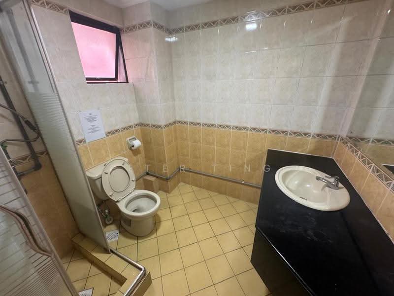 Kondominium untuk Dijual di Marina Court Resort Condominium - Peter Ting - Bathroom - PropertyGuru.com.my