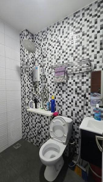 2-storey Terraced House for Sale in Setia Tropika (Johor Bahru) - Simpson Poh - Bathroom - PropertyGuru.com.my