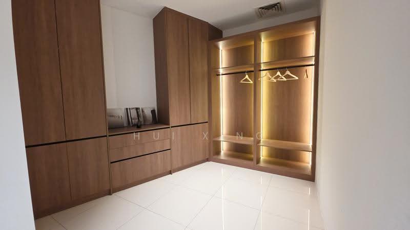 Kondominium untuk Dijual di Eight & Eight Condominium - Hui Xing - Walk-in Wardrobe - PropertyGuru.com.my