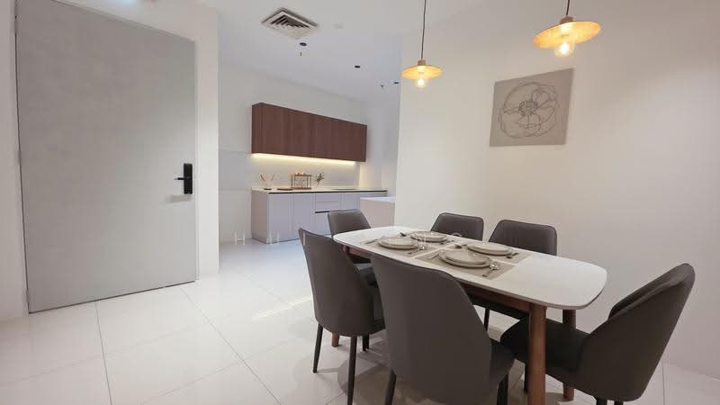 Kondominium untuk Dijual di Eight & Eight Condominium - Hui Xing - Dining Room - PropertyGuru.com.my