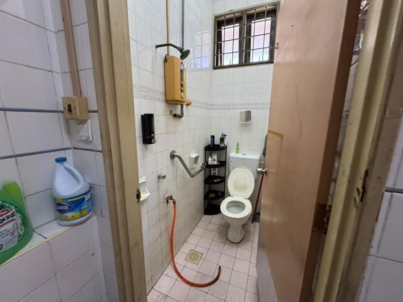 1.5-storey Terraced House for Sale in Taman Molek (Johor Bahru) - Kok Hui - Bathroom - PropertyGuru.com.my