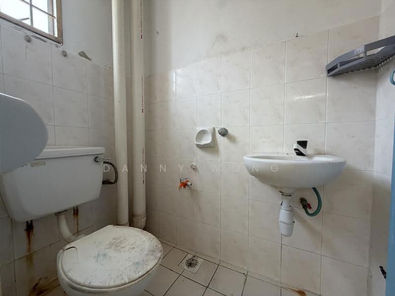 Pangsapuri untuk Dijual di Taman Rawang Mutiara - Danny Wong - Bathroom - PropertyGuru.com.my