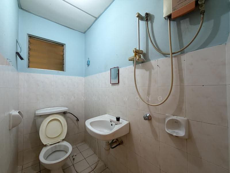 Pangsapuri untuk Dijual di Taman Rawang Mutiara - Danny Wong - Bathroom - PropertyGuru.com.my