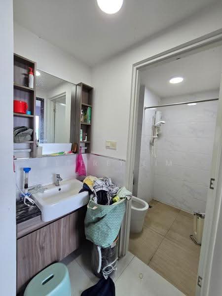Kediaman Servis untuk Dijual di Country Garden Central Park - Jeffrey Lim - Bathroom - PropertyGuru.com.my